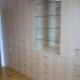 Kleiderschrank in Ahorn mit Glasvitrine